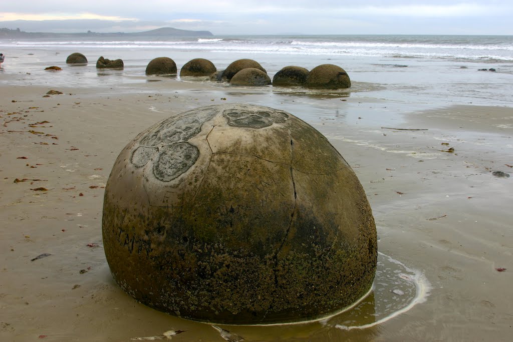 Moeraki Boulders by cedfremi