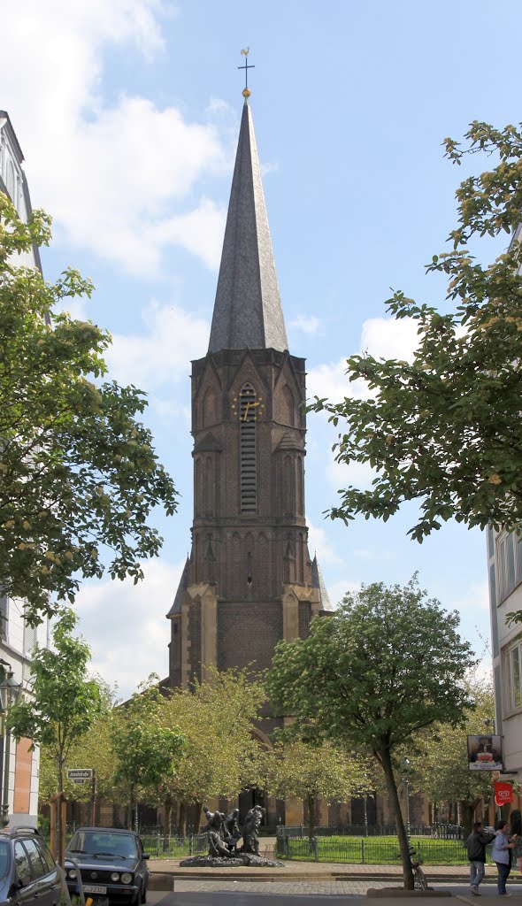 Kath. Kirche St. Josef, Oberbilk, im Vordergrund das Josefdenkmal von Bert Gerresheim by Bernd Bruns