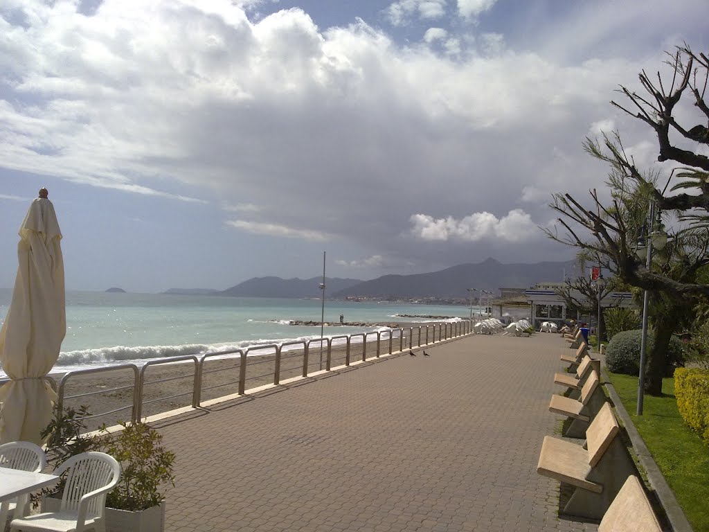 Pietra Ligure promenade by Tanja Draganinska