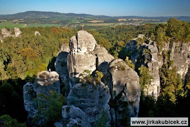 Hruboskalské skalní město, v pozadí Kozákov by www.jirkakubicek.cz