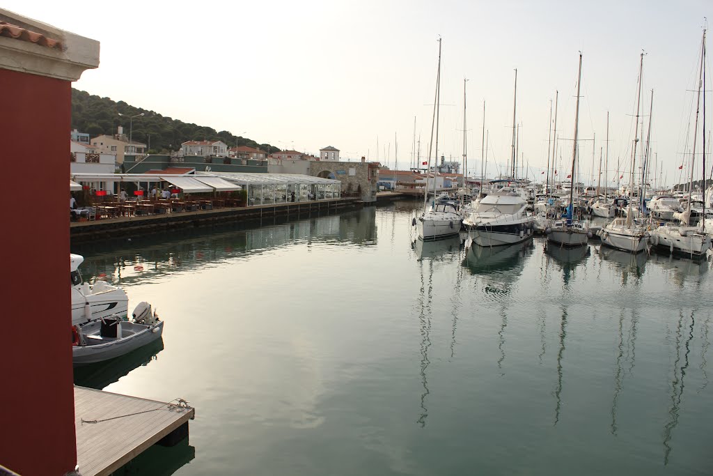 Çeşme Marina Köprü by Arda Gunduz