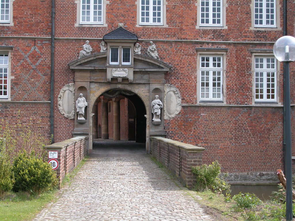 Schloss Herten, Portal, Blickrichtung O by Ruesterstaude Filipe…