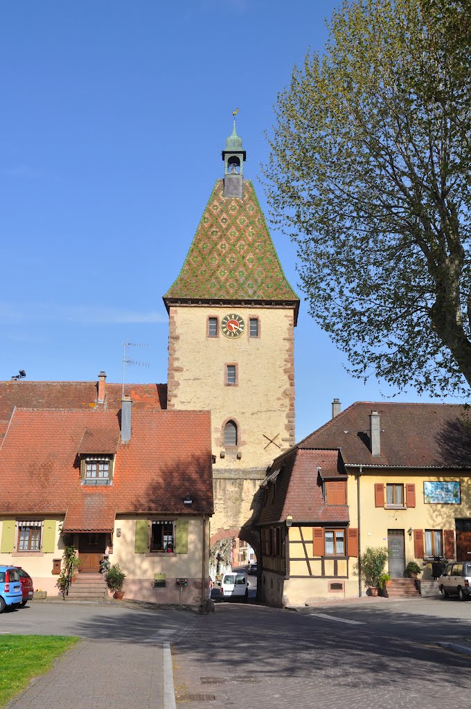 Entrée ouest de la ville de Bergheim by Raymond Donnay