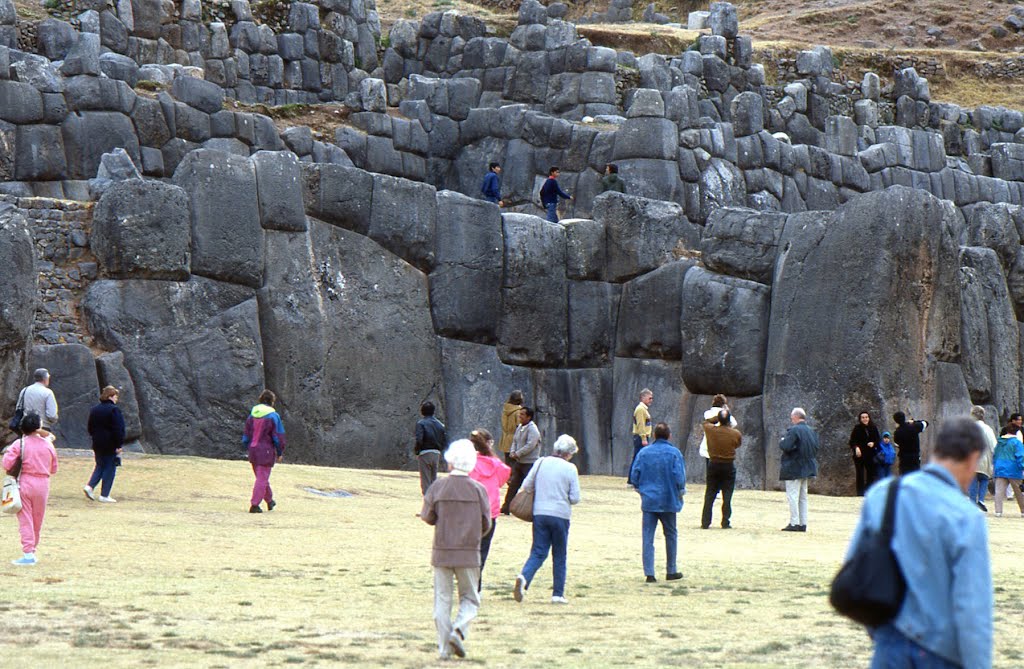 Cusco...ehem.inka-festung...sacsaywarnan 3900m NN...peru by f.h ehrenberger germ…