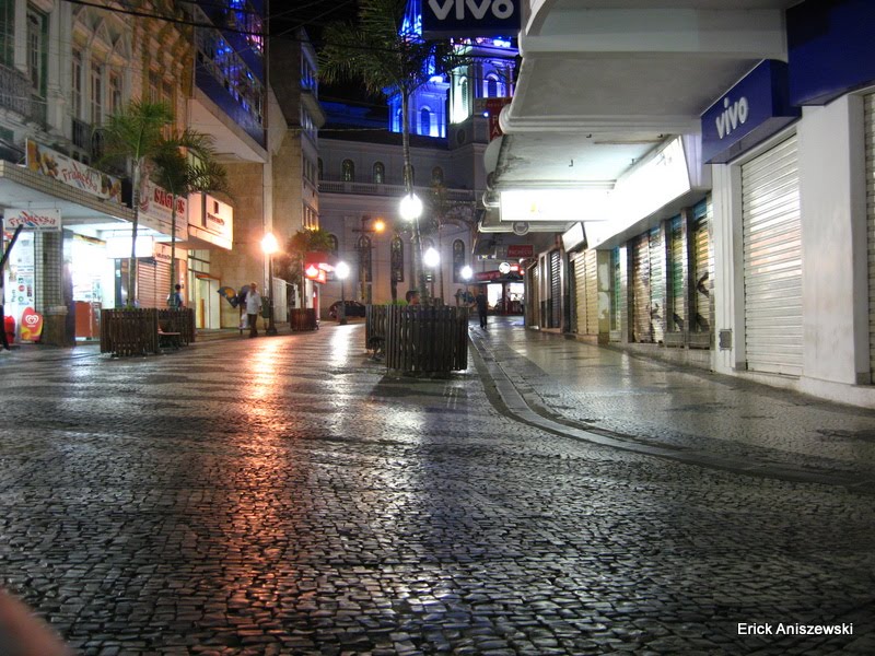 Calçadão iluminado na madrugada. by Erick Aniszewski