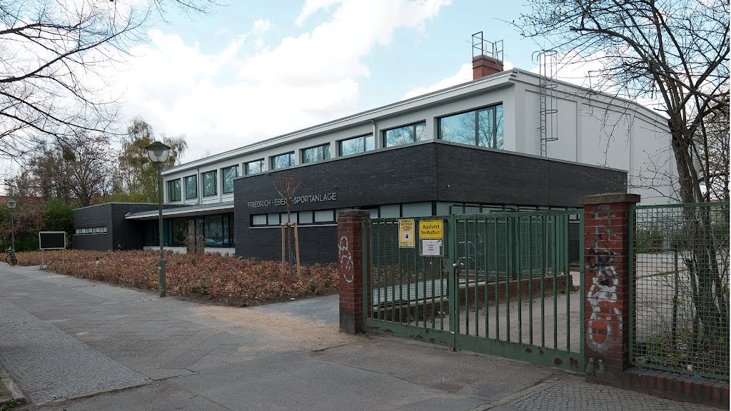 Turnhalle Ebert-Sportanlage Bosestrasse by Ralf Kuehne