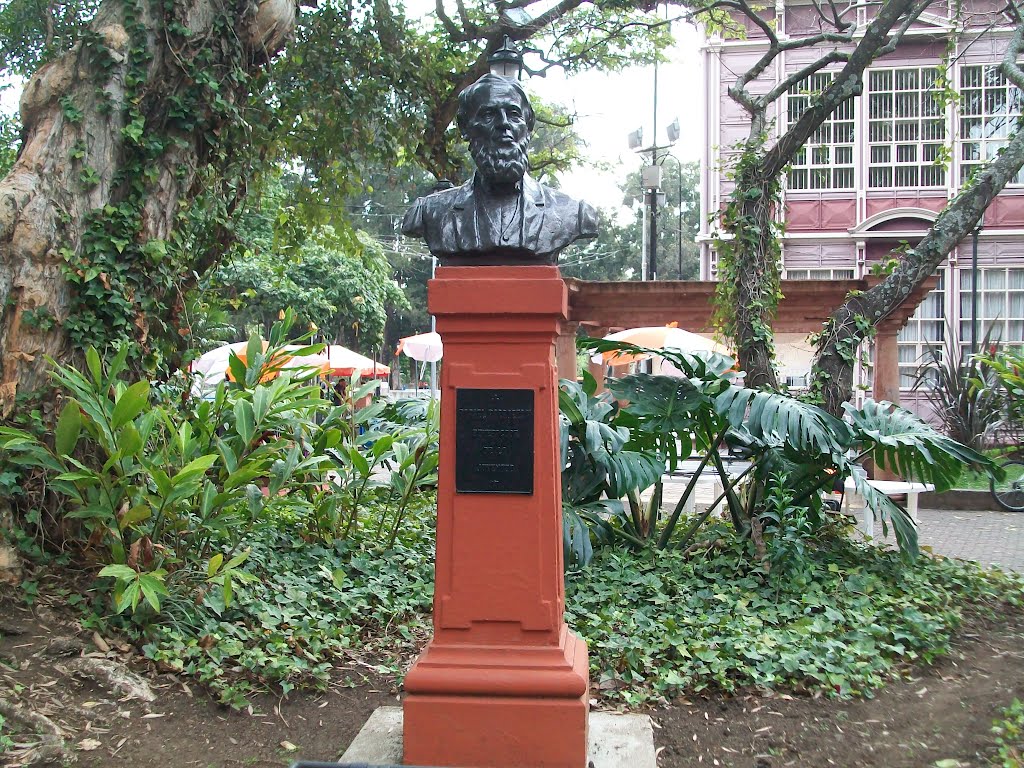 Monumento a Don Rafael Barroeta V, Beneractor de la Juventud by Tony Castillo.