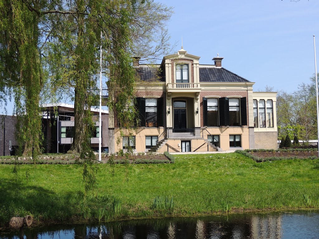 Buitenpost.Gemeentehuis.(BB) by Bayke de Vries