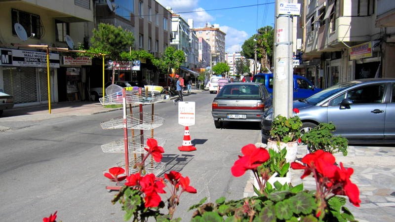 Çiçekler ve cadde, İzmir by Osman Ünlü