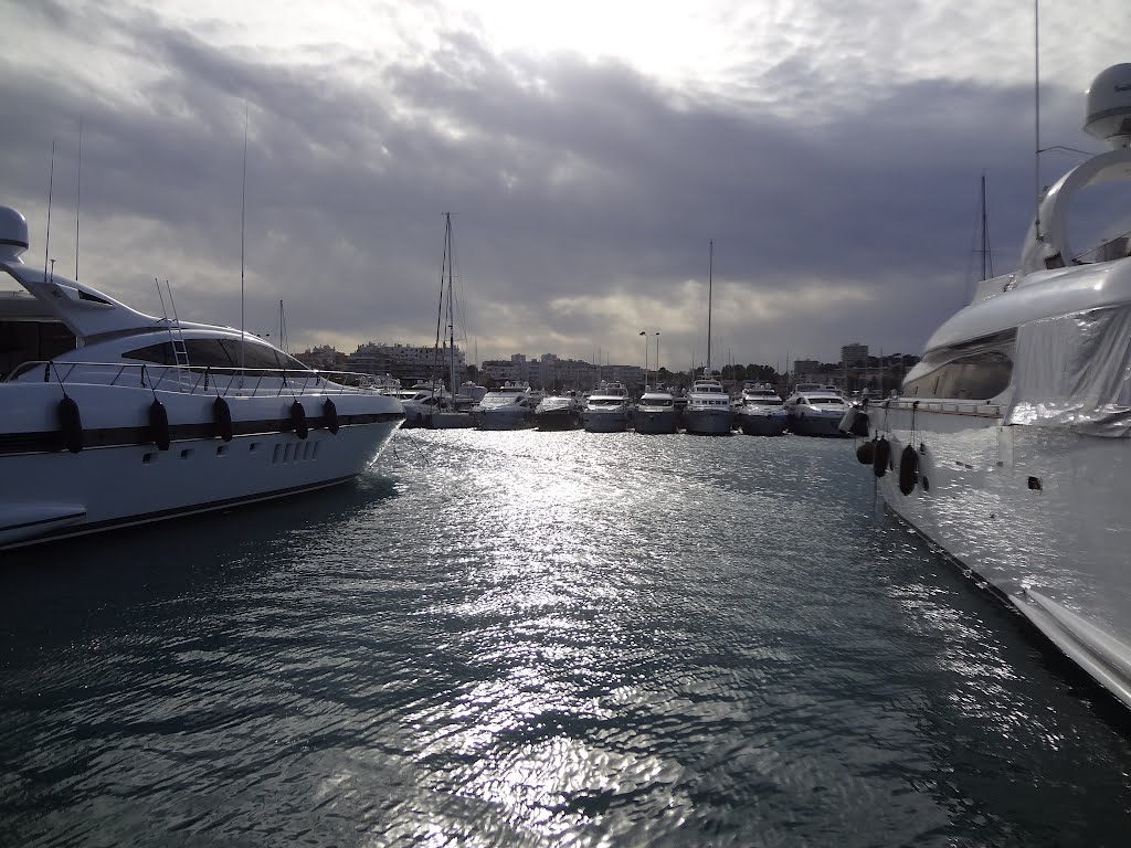 Antibes - Il porto al Tramonto by Red Oleander