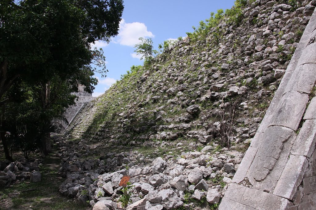 Chichen Itza cancha de pelota by Alberto Azparren