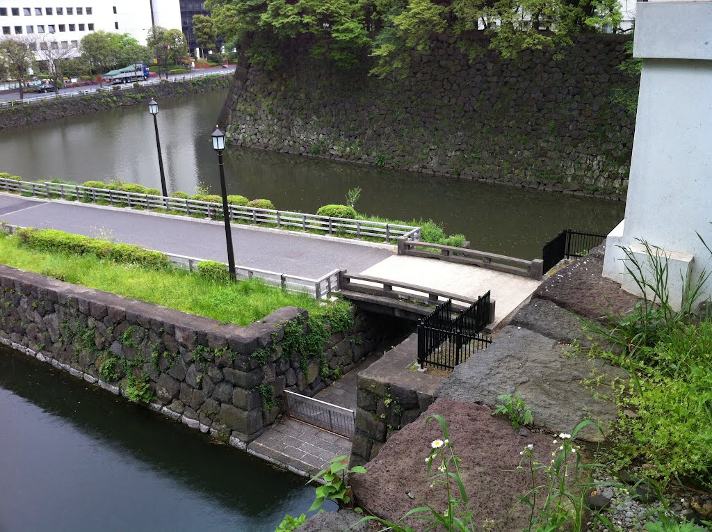 清水橋，標高の若干高い牛ヶ淵にも水を常に満々と湛えるよう橋の下に水戸違い（水位調整ダム）が築かれている by kanto-soshu_osumi-beach