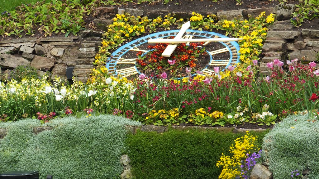 Floral clock - ten petals past leaf o'clock by M uba.