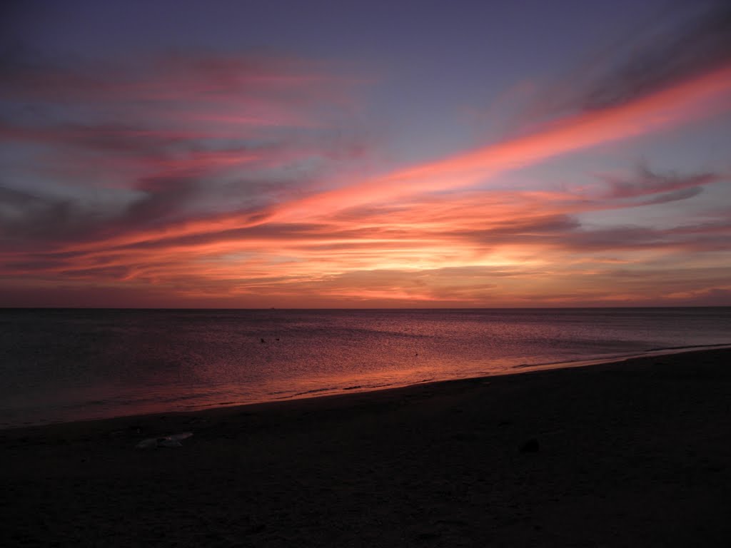 Atardecer Salvavidas Playa Hotel Villa Caribe by Cesar Vilera