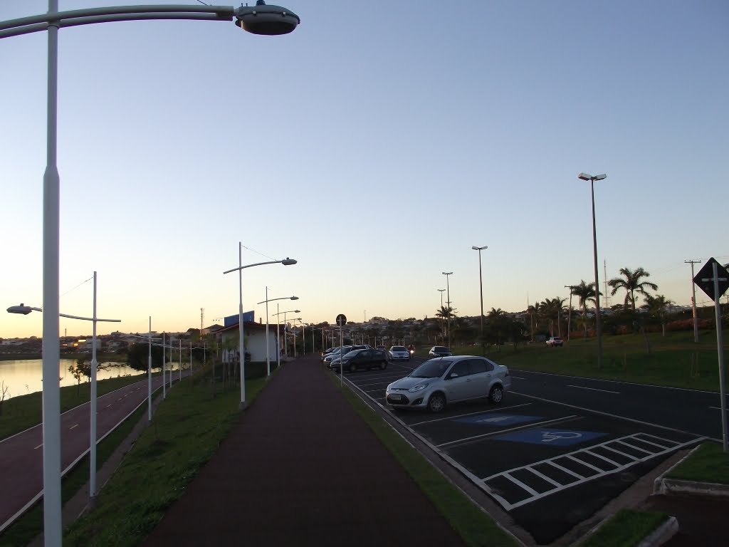 Pista de caminhada e posto da Guarda Municipal by Gustavo L.