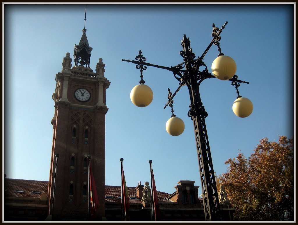 CASA DEL RELOJ EN EL DISTRITO DE ARGANZUELA. MADRID. by carlos cuerda damas