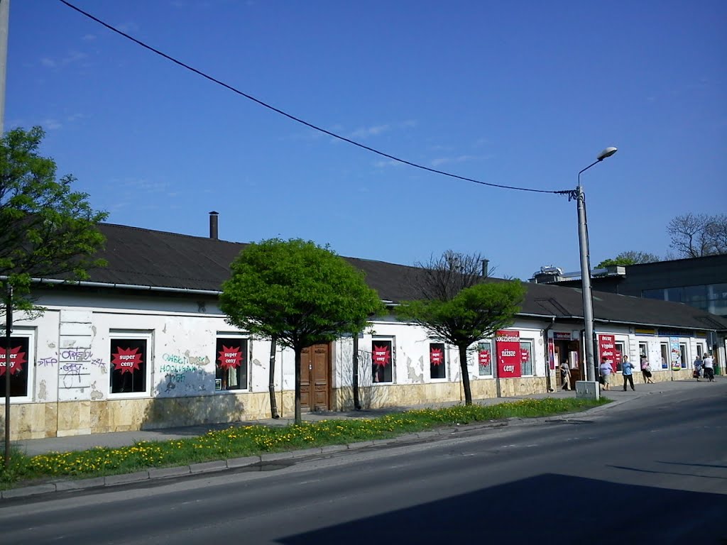 Budynek handlowy (po zlikwidowanych Chełmskich Zakładach Metalowych "CHEZAMET" w Chełmie) ul.Lwowska w Chełmie by Janusz B