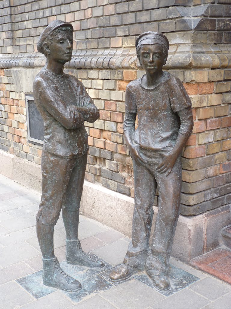 Budapest - Statue d'enfants jouant aux billes sur Práter utca (2012) by greg-007