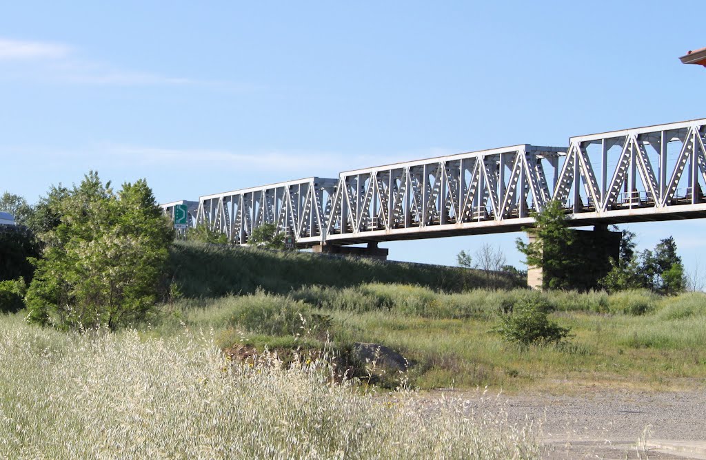 Ponte di ferro a Montalto Uffugo .Ferrovia Paola - Cosenza .Nuovo tracciato costruito tra il 1966 e il 1987. by FERDINANDO CASTIGLIONE