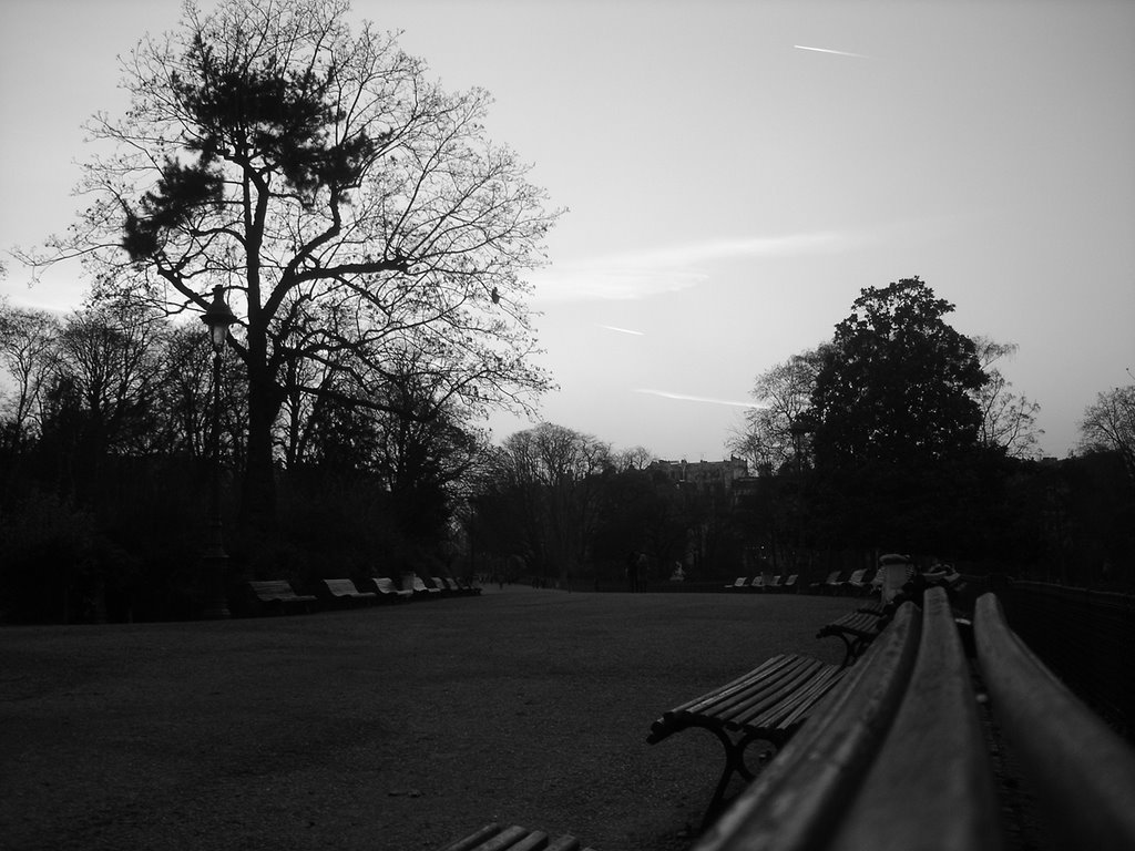 Parc monceau b&w by capitaohaddock