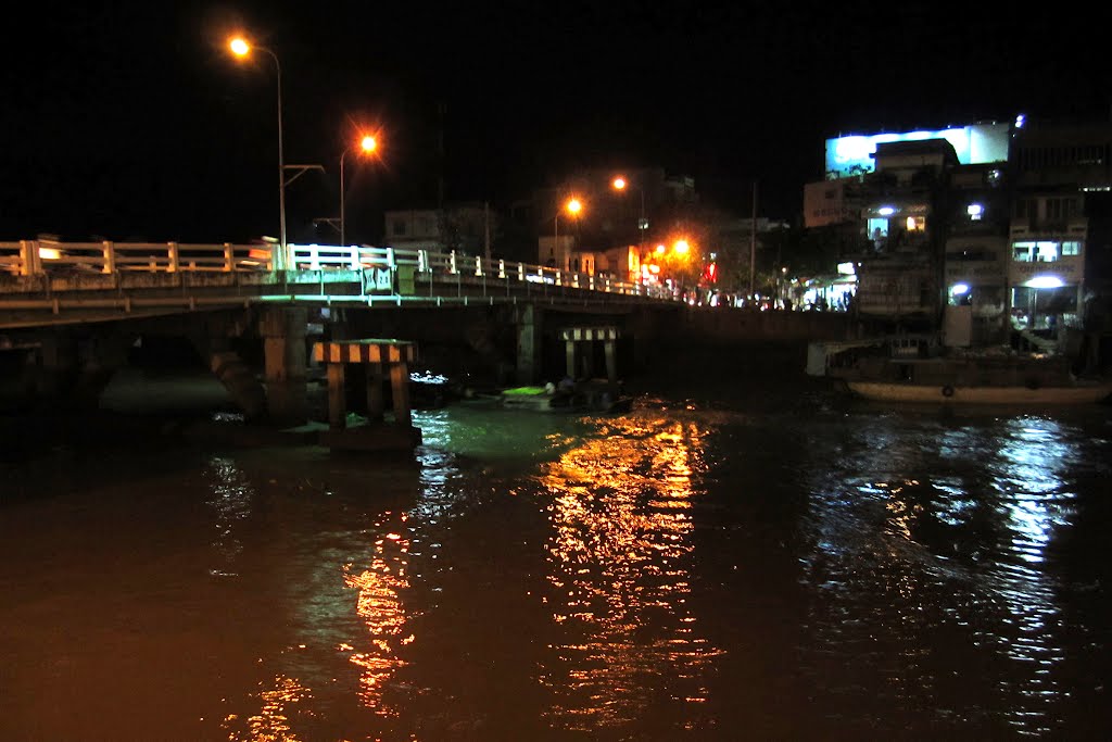 A night on Cầu Quay, Bảo Định River, My Tho, Tien Giang by Calvin P. Tran