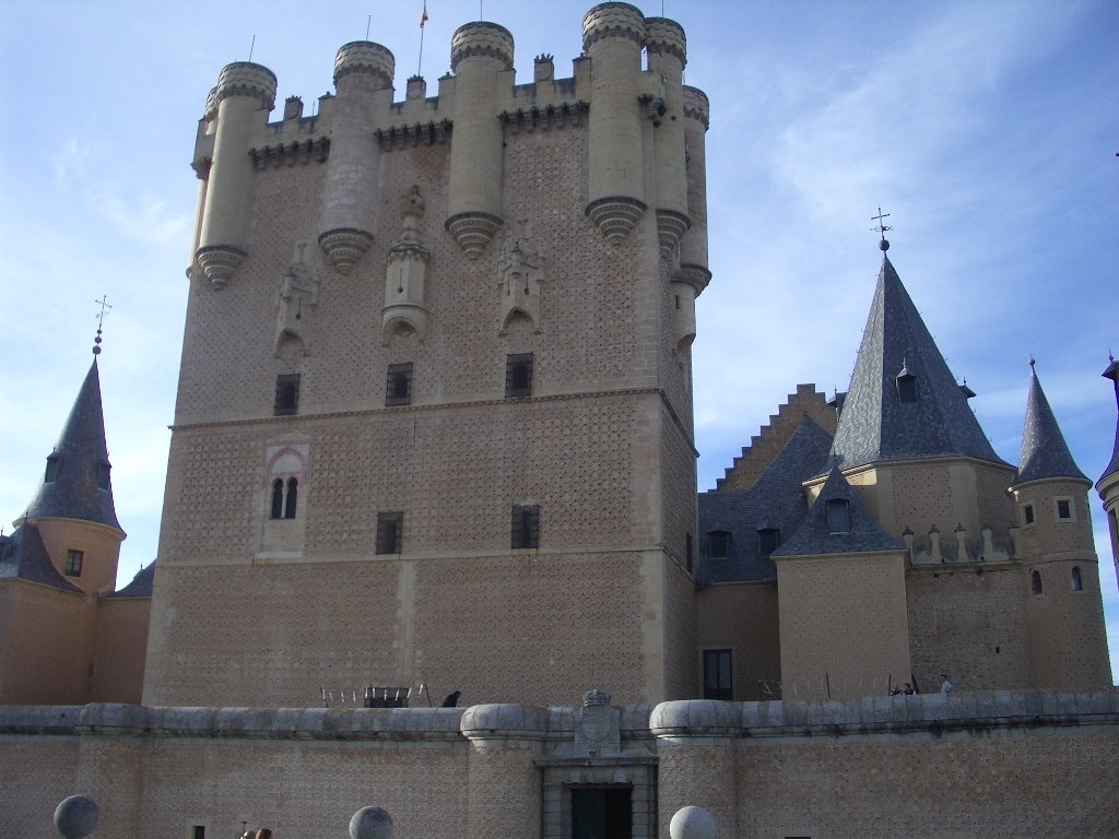 Alcázar de Segovia by Pablo J. López Solac…