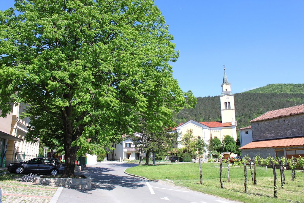 Vrhpolje - Pogled mimo šole proti cerkvi by marjanp