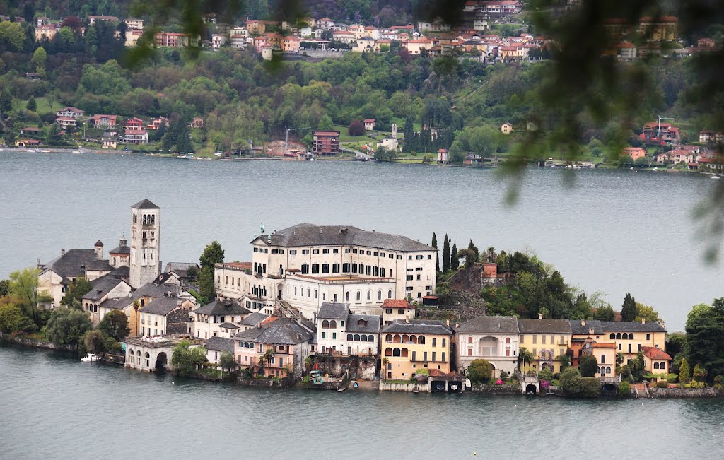 Sacro Monte di Orta- panorama del lago e dell'isola di San Giulio by aurora bella