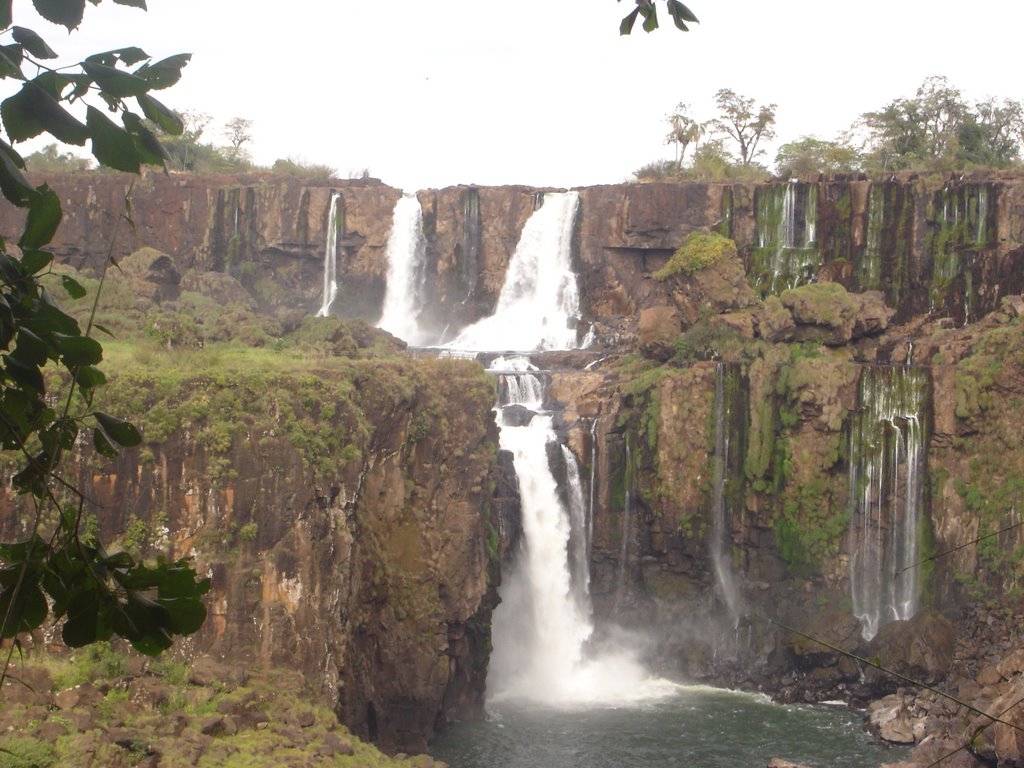 Argentina - Misiones, Cataratas del Iguazú, Salto San Martín, año 2006, de poca agua by Carlos Petracca