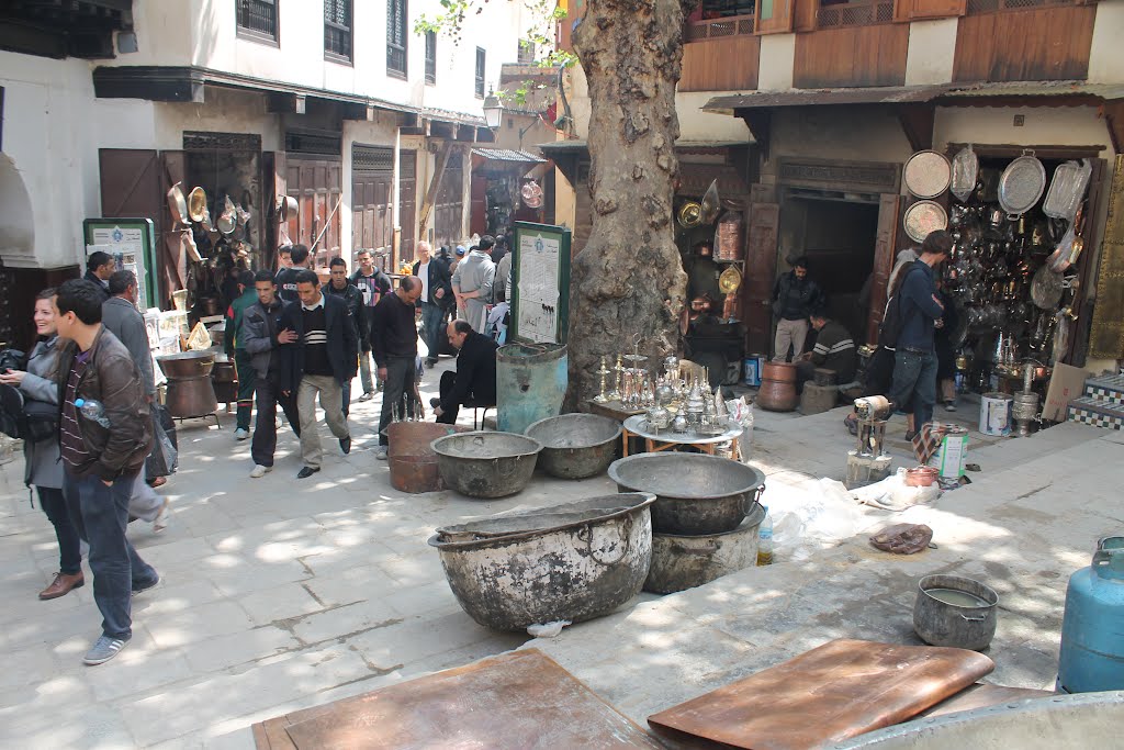 Fès - 7. April 2012 nachmittags - Irgendein kleiner Platz in der Medina by Wolfgang Hanko