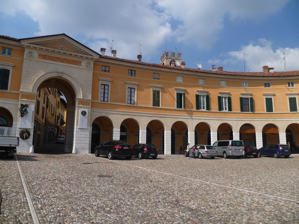 Rovato (BS) - Scorcio di piazza Cavour by leochiodojeans