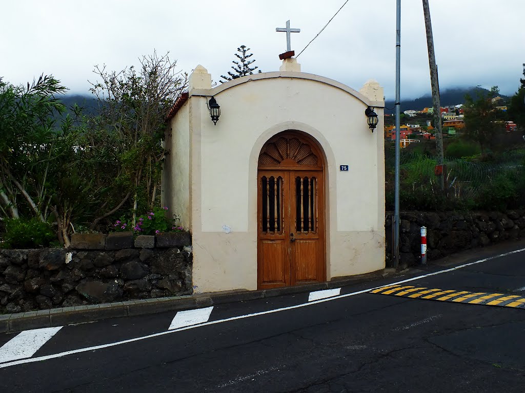 Capilla al final de la calle El Sauce. La Orotava. Tenerife. by Valentín Enrique