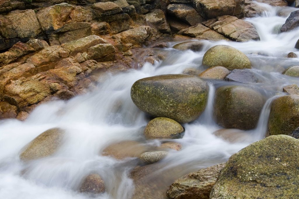 Rocky stream at Porthnanven by www.pauldavoren.com