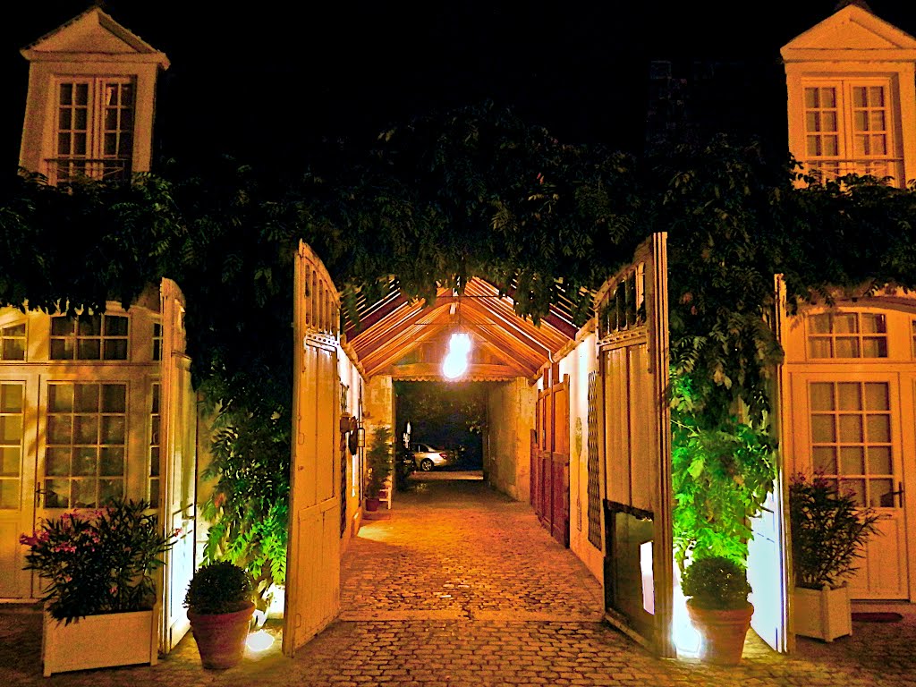 Le Clos d'Amboise stable entrance by stratfordct