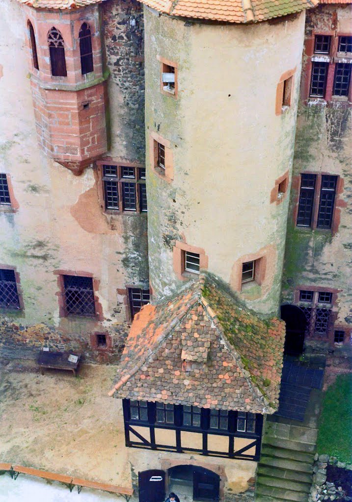 Ronneburg, ein Blick in den Burghof herunter by Anton Trötscher