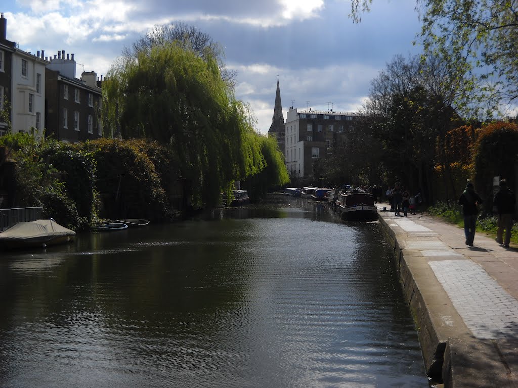 Along Regent's Canal by Nicchio