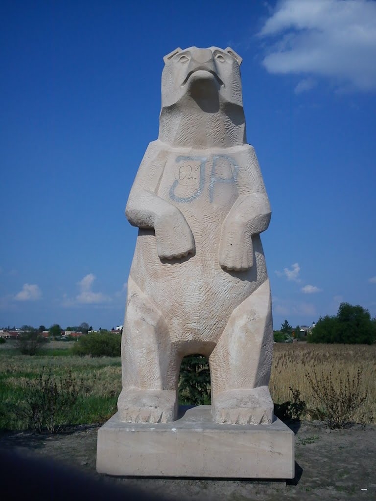 Bulwar spacerowo-rowerowy (Trasa: Park Miejski - Zalew Kol.Żółtańce, ok.6 km) nad rzeką Uherką w Chełmie - rzeźba niedźwiedzia by szek51