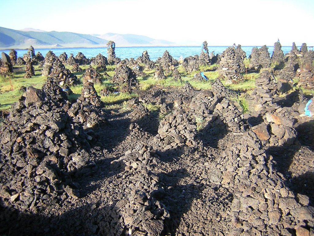 Ovoo di lava in riva al lago by maresa maremagna