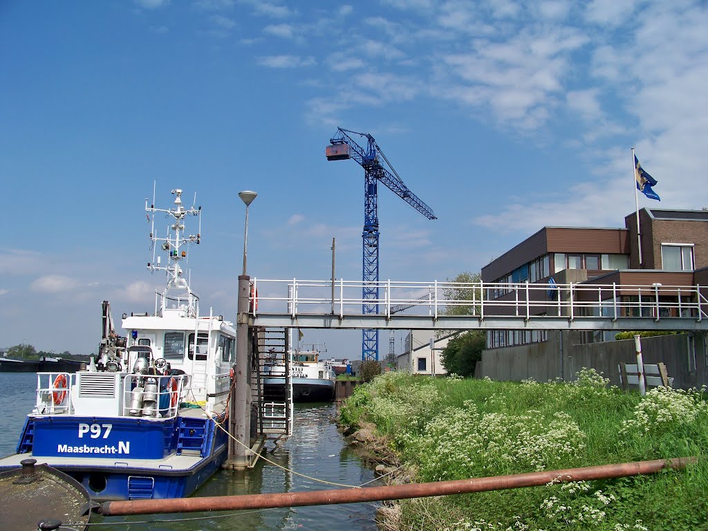 Politieboot Maasbracht by Ted Potters