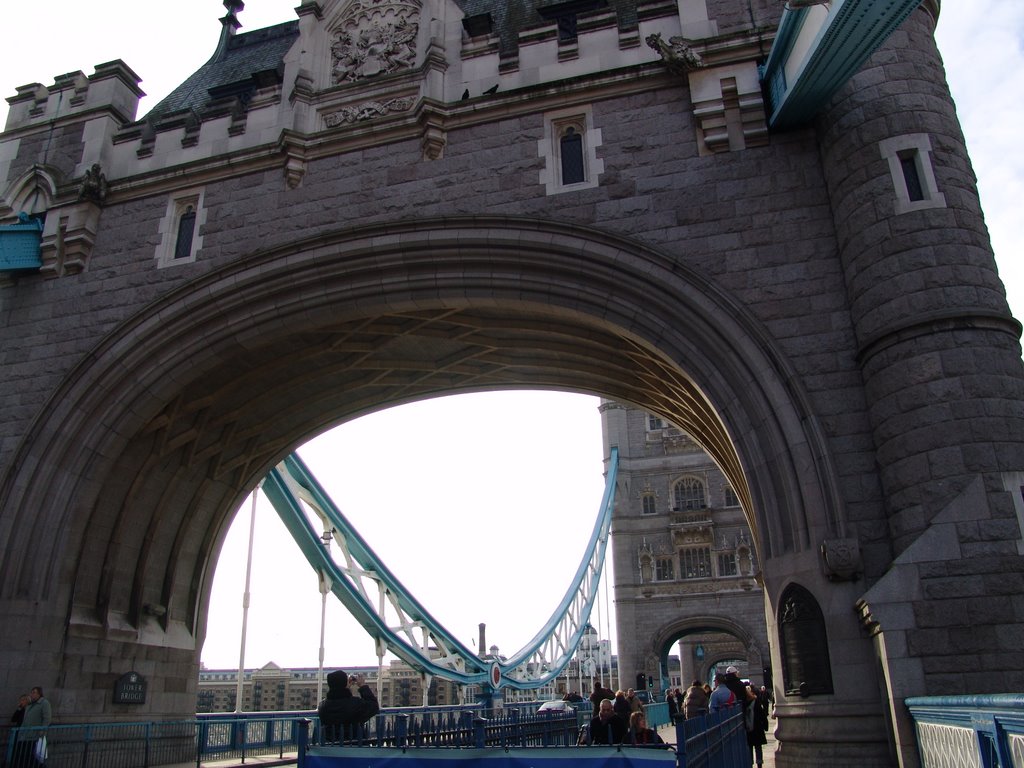 Cruzando el Tower Bridge - Londres by Carlos Montilla