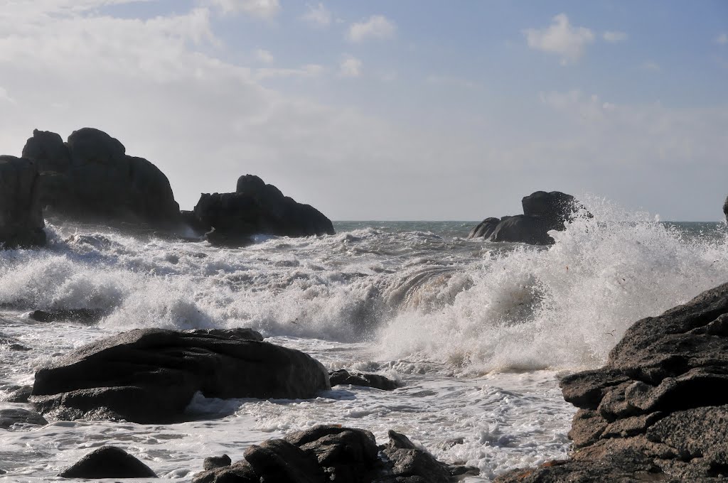 Rough sea - Lesconil coast by BritPlom