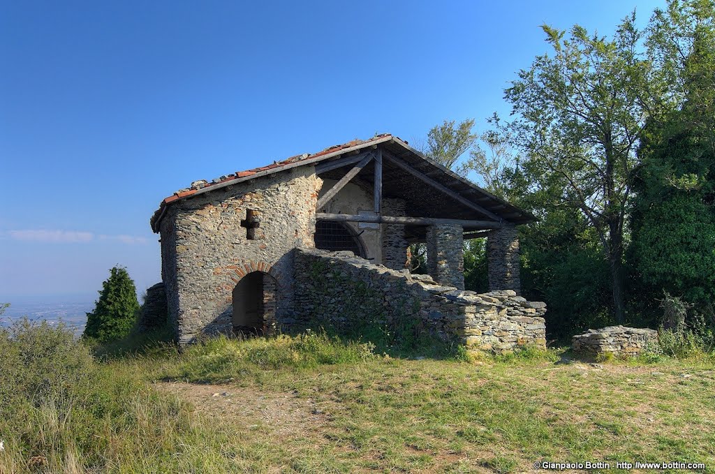 Cappella di San Giorgio sul monte San Giorgio by G.Bottin