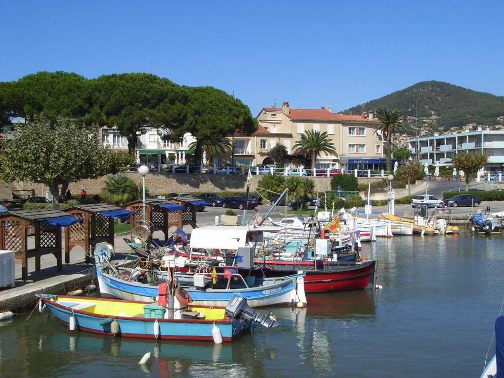 Le port des Salettes by Nicolas Aubé