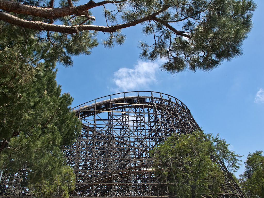 Roller Coaster in Knott's Berry Farm by Hoàng Khai Nhan