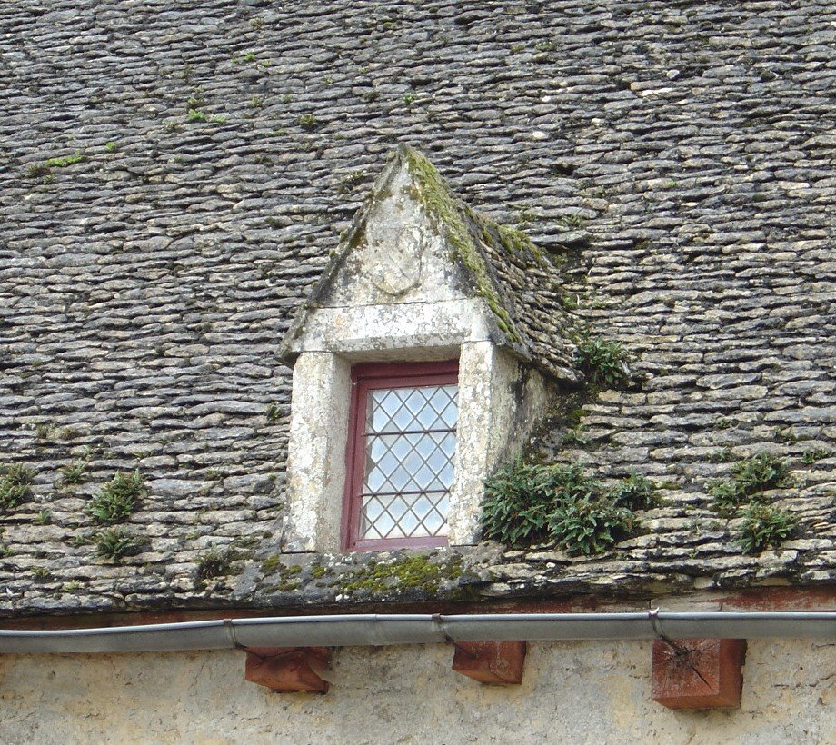 Château de Fénelon - Périgord - toiture de lauzes by Monique Vàry