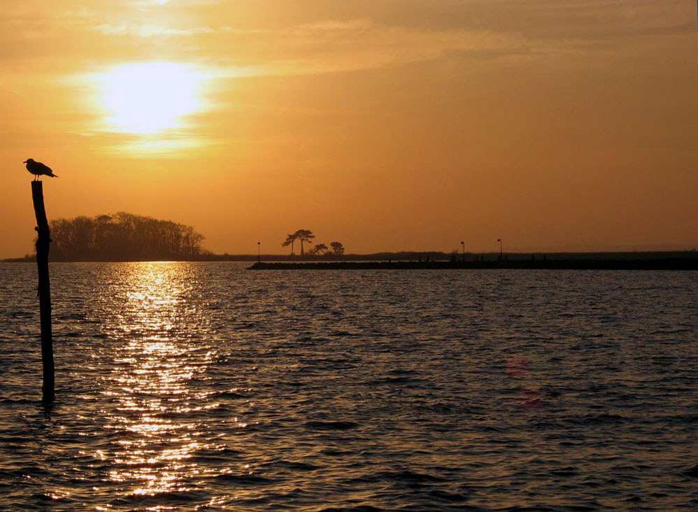 Solnedgang ved Høruphav med udsigt til Trillen by John Havn