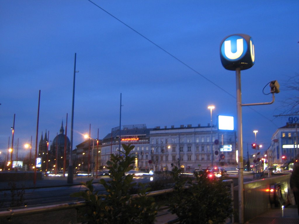 U6 Westbahnhof, Ausgang Mariahilfer Straße by e.m.r.