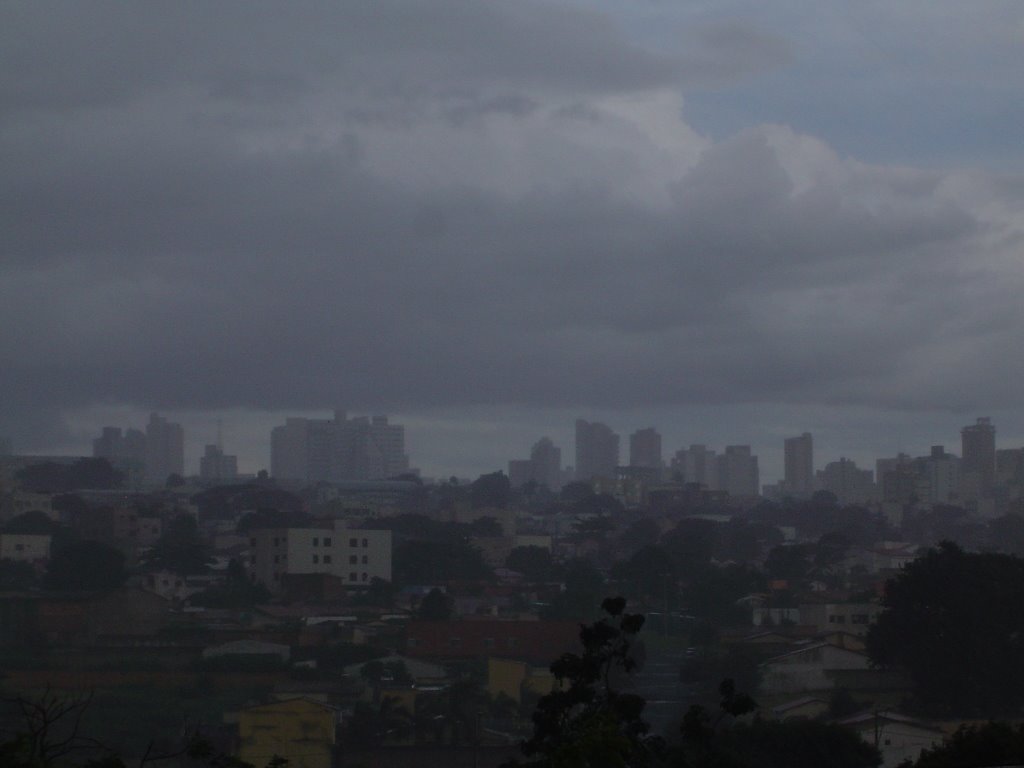 Temporal caindo sobre a cidade de Uberlândia by clodoaldojacob