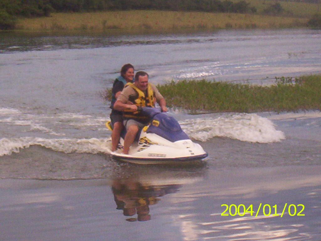 Jet ski no Rio Três Pontes by Luzia Frata