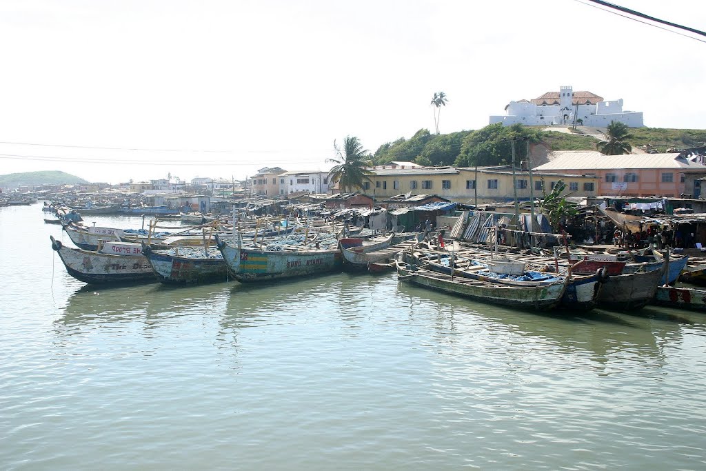 Ghana - Elmina : Vissershaven met rechts Fort Coenraadsburg by Scholte